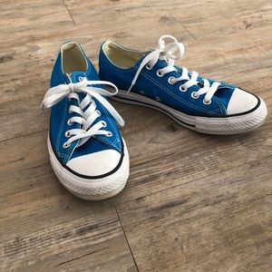 Converse tennis shoes